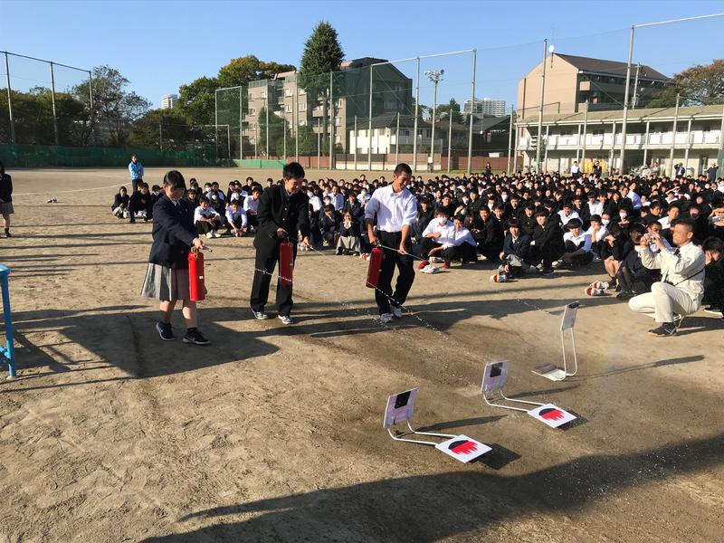 代表生徒が初期消火の体験